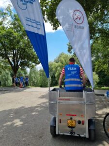 Anstelle von Besen wurden kurzerhand zwei BeachFlags montiert. Das hatte etwas sehr offizielles!